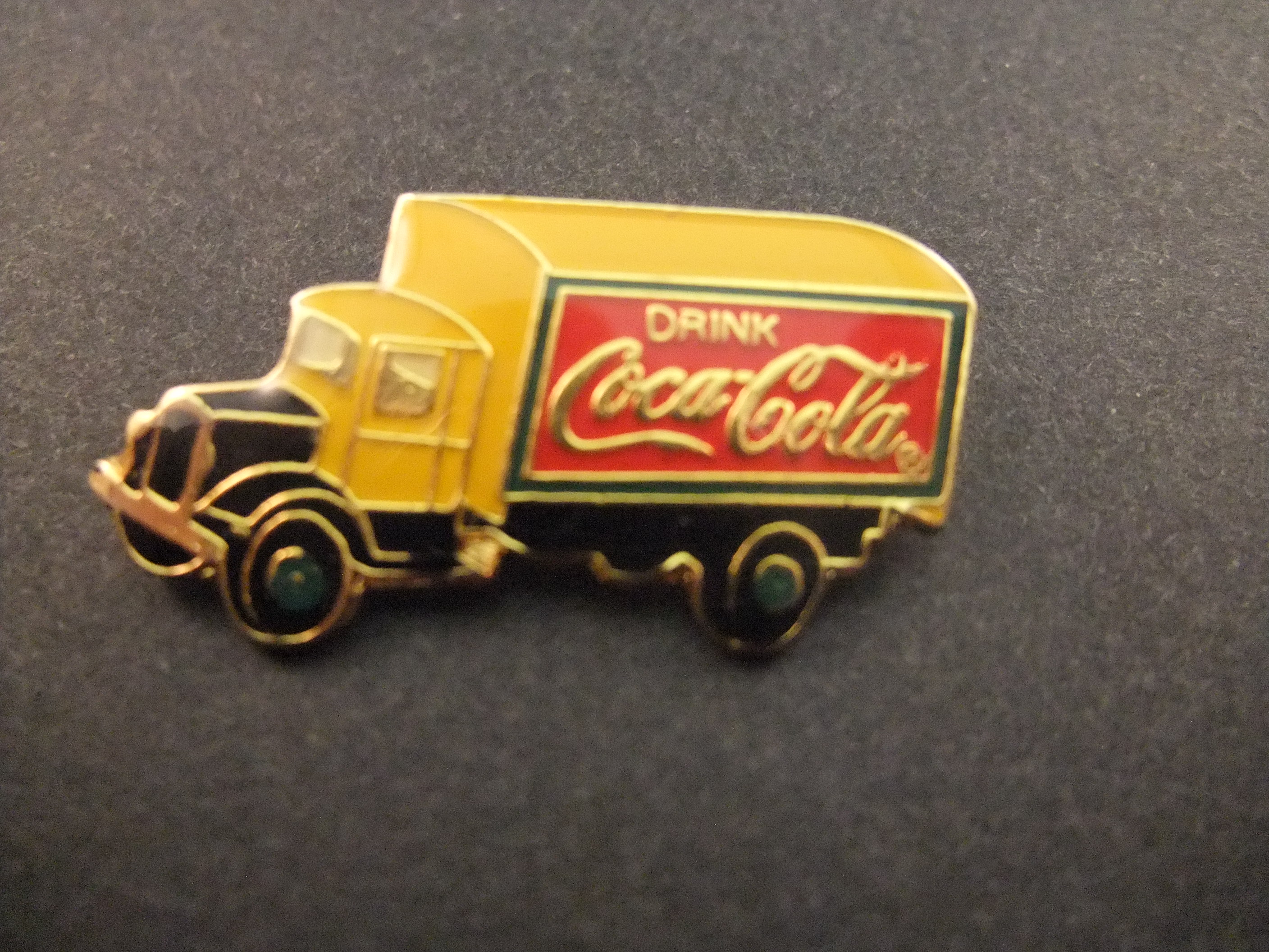 Drink Coca Cola oldtimer vrachtwagen gele voorkant